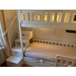 Łóżko piętrowe ze schodami z dodatkowym miejscem do przechowywania